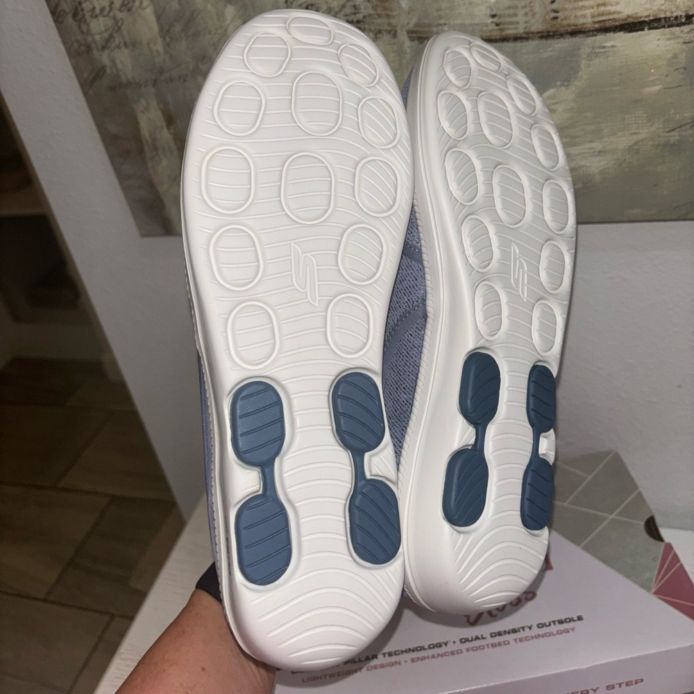 NWT Sketchers On the Go Bliss Sneakers - Picture 5 of 8